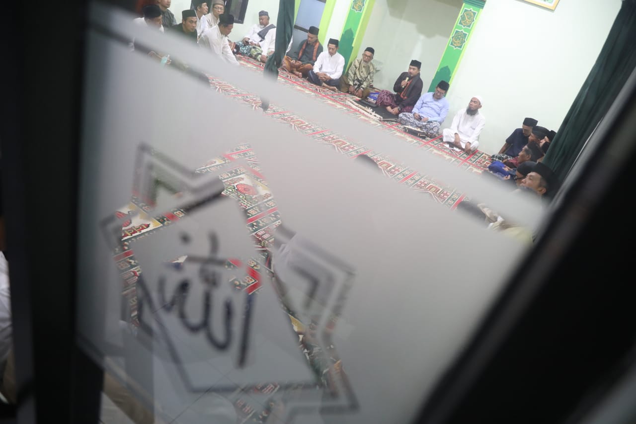 Foto 7 dari 11: Salat Isya di Mushala Al-Ikhlas Ngegong, Wali Kota Sampaikan Program Pembangunan