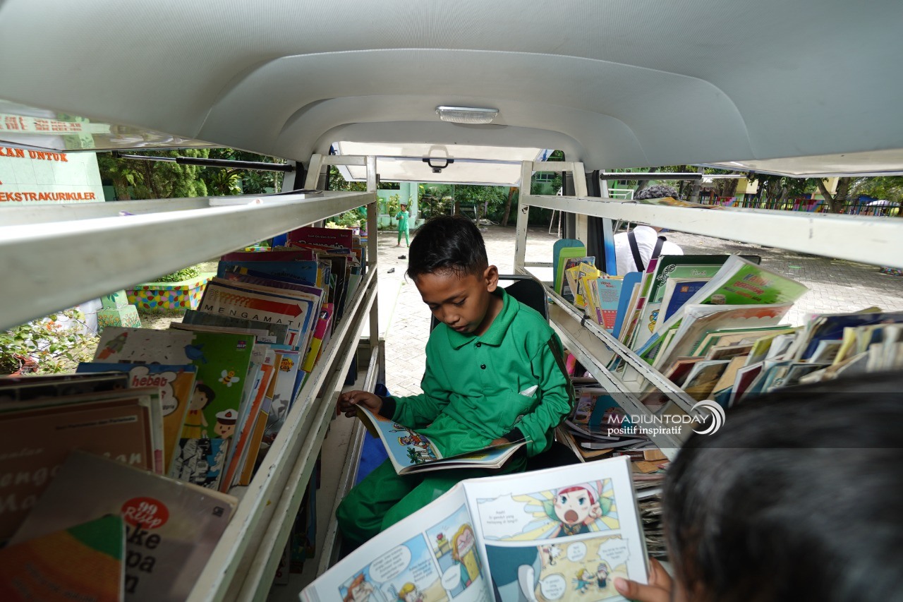 Foto 6 dari 9: Tingkatkan Minat Baca, Layanan Perpustakaan Keliling Sambangi SD