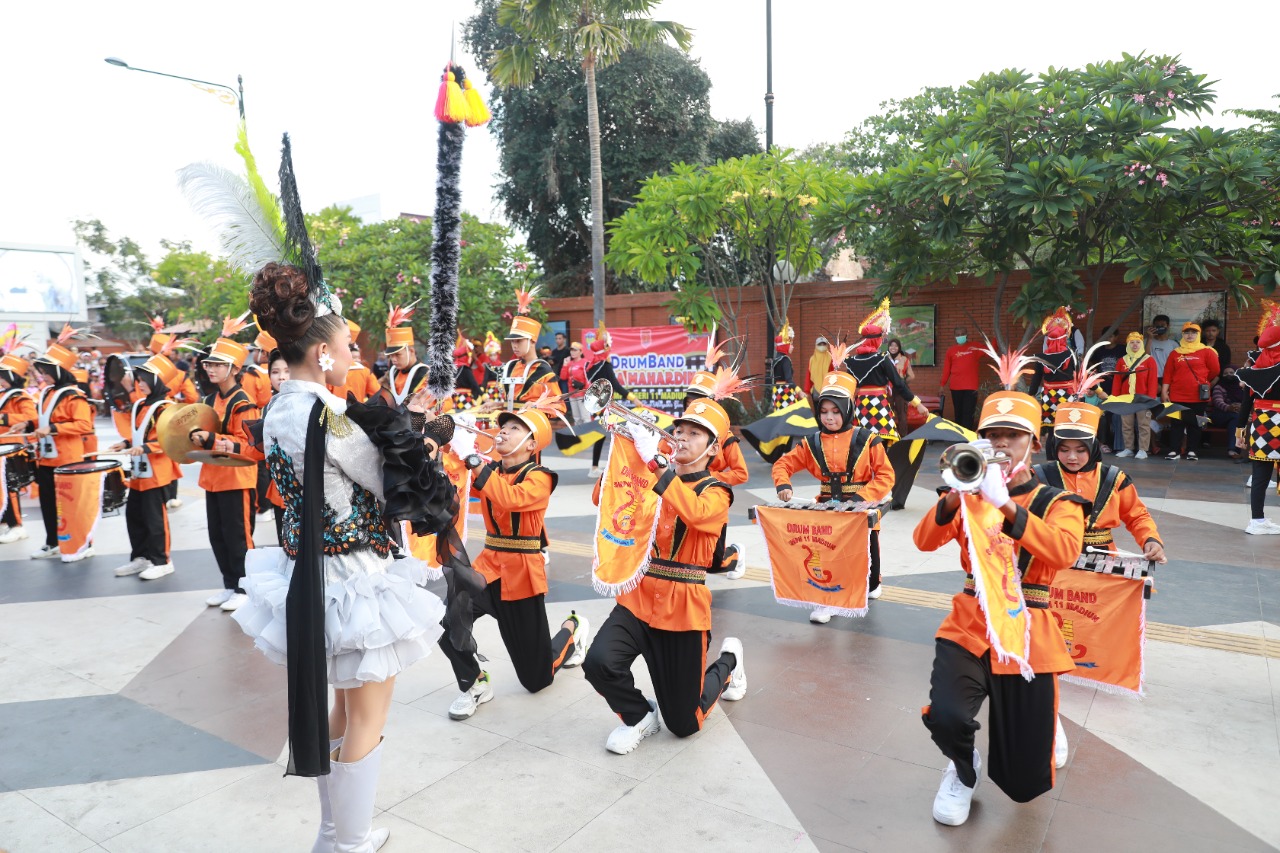 Tampil Memukau, Drumband SMPN 11 dan Paskib SMKN 2 Madiun Unjuk Gigi di Parade Senja
