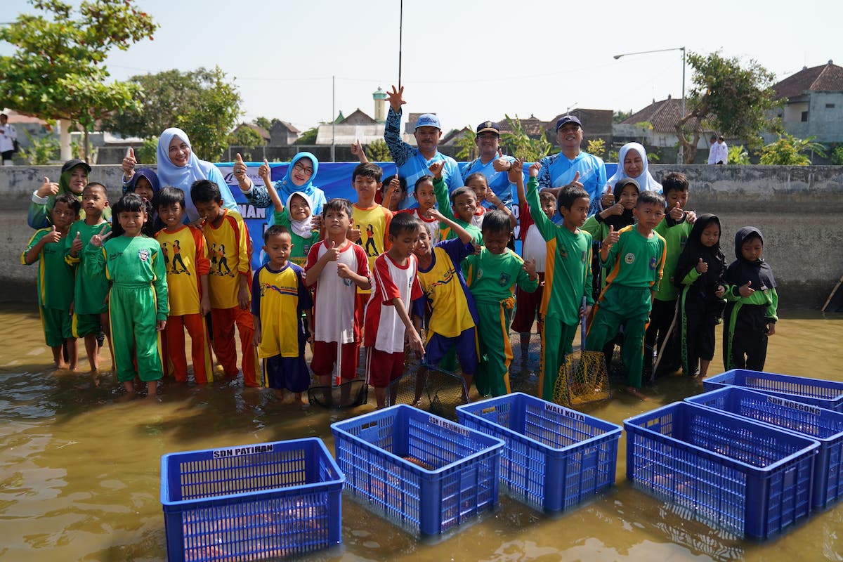 Foto 8 dari 8: Meriahkan Event Gemarikan, Wali Kota Ajak Siswa Tangkap Ikan Di Kolam