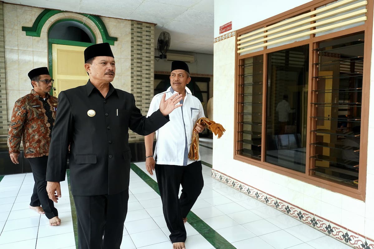 Foto 9 dari 9: Salat Jumat di Masjid Al Arowiyah, Wali Kota Laksanakan Ibadah Bareng Masyarakat