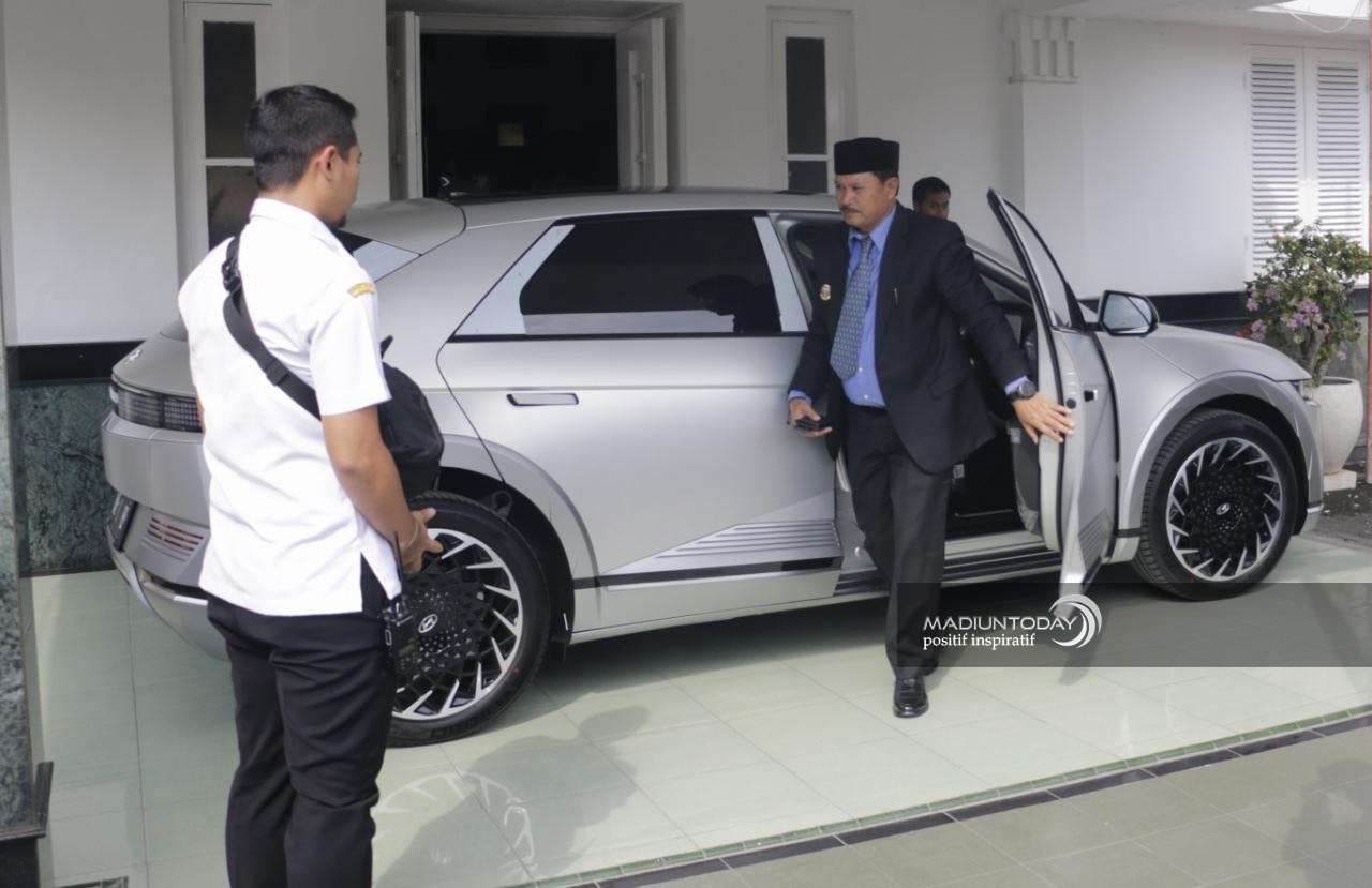 Foto 8 dari 8: Jajal Mobil Dinas Bertenaga Listrik, Wali Kota : Madiun Siap Terapkan Kendaraan Ramah Lingkungan
