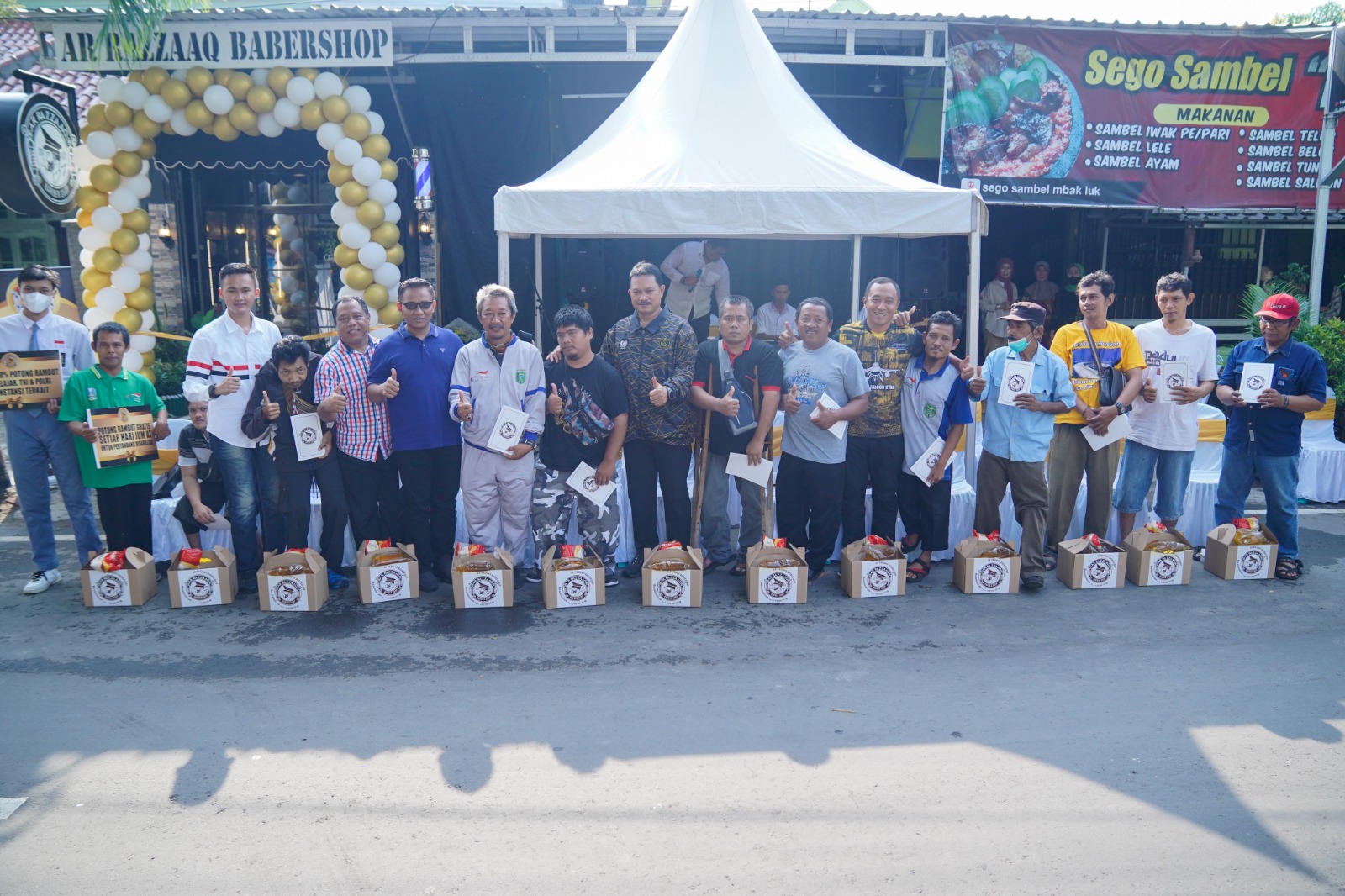 Foto 9 dari 10: Hadiri Pembukaan Barbershop, Wali Kota Pelaku Usaha Ramaikan Ekonomi Kota