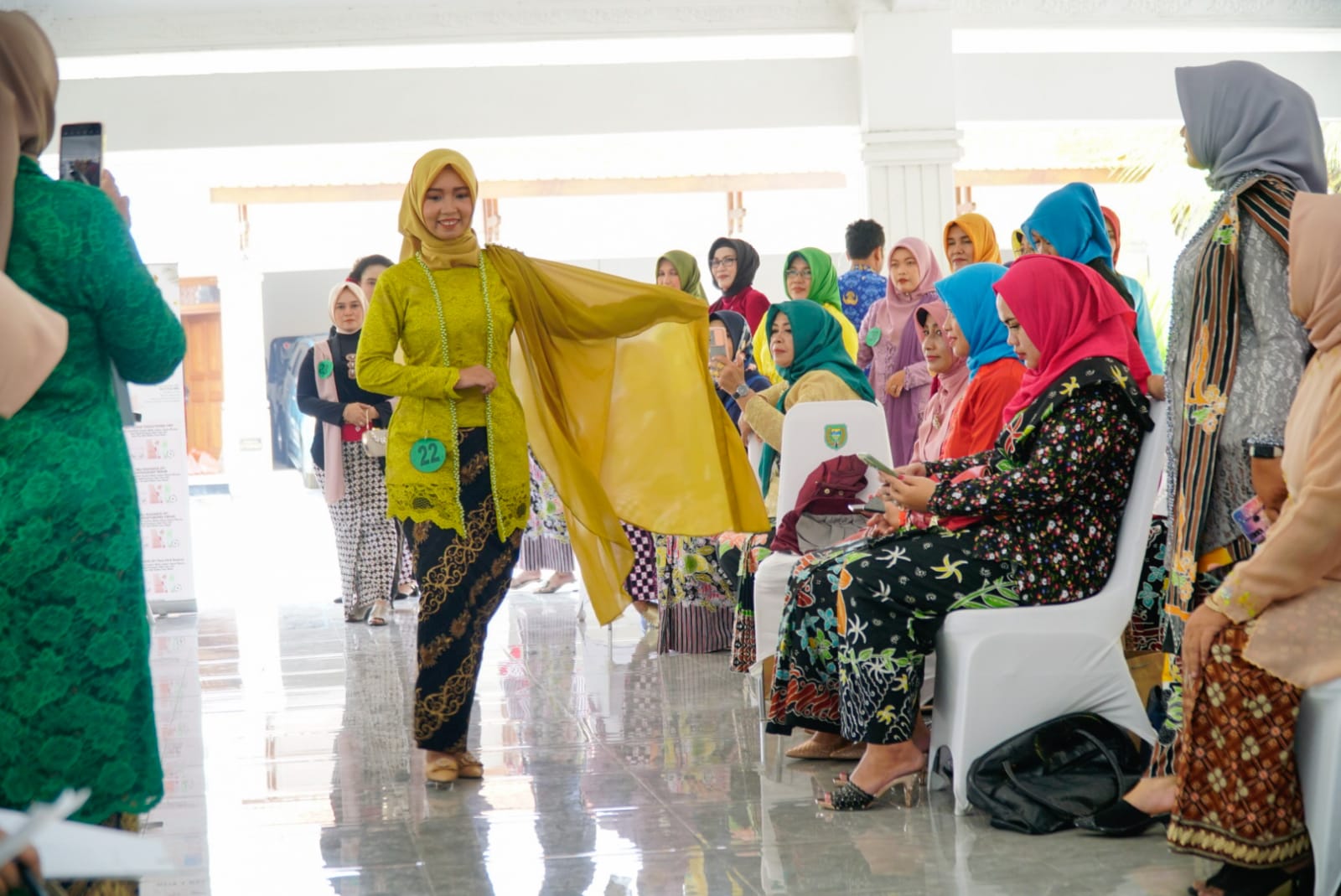 Foto 7 dari 13: Serunya Giat PKK Rayakan Hari Kartini Dengan Lomba Merias Wajah