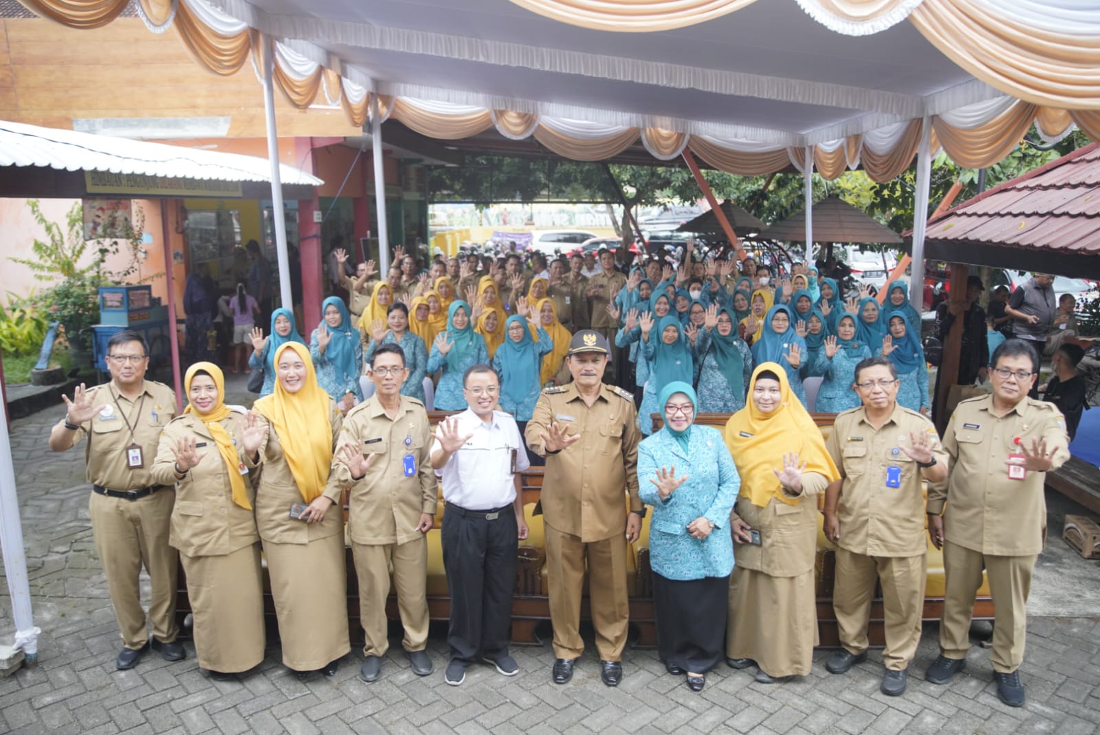 Foto 9 dari 9: Wali Kota Maidi Serahkan Bantuan CSR Hingga Buka Bazar Takjil Lapak UMKM