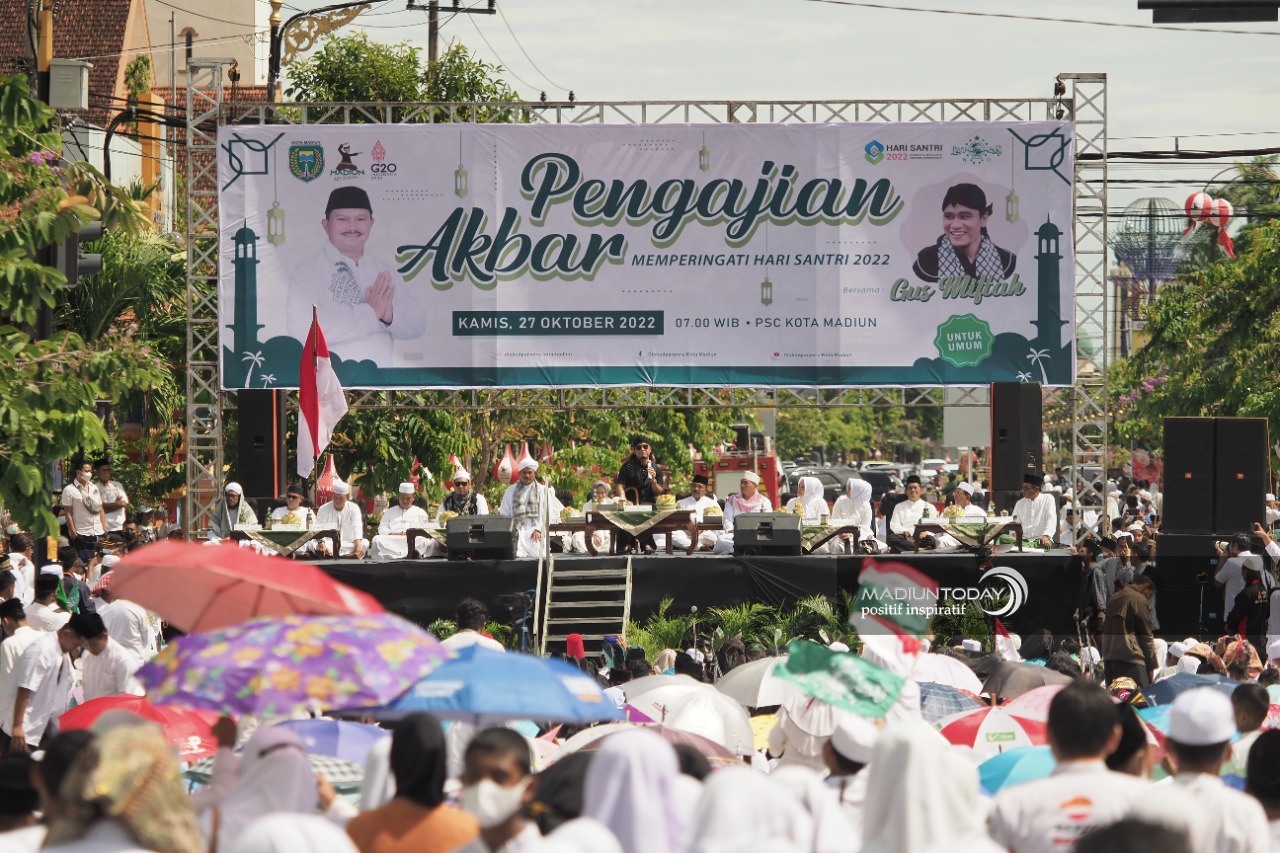 Foto utama berita: Ngaji di Kota Pendekar, Gus Miftah: PRC dan Warung NKRI Jadi Simbol Kerukunan Kota Madiun Untuk Indonesia