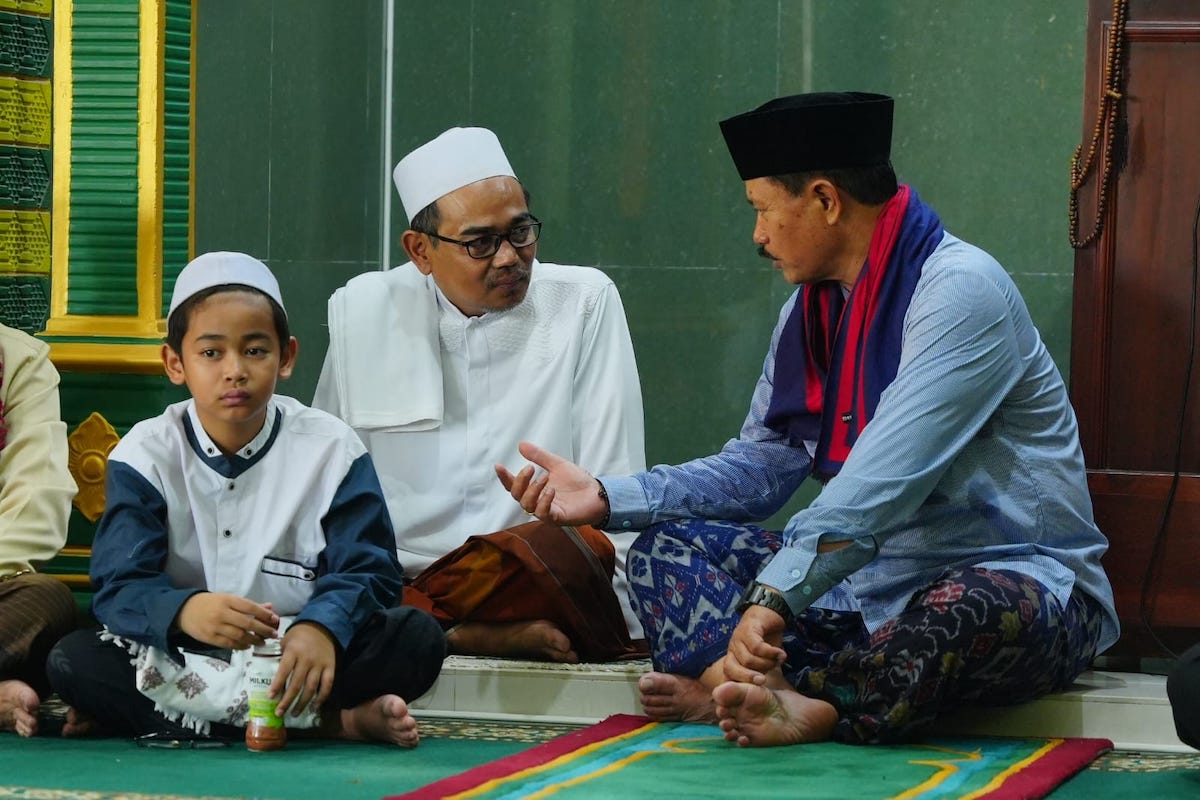 Foto 5 dari 9: Salat Jumat di Masjid Quba Pandean, Wali Kota Bantu Rp 25 Juta untuk Pengadaan Pendingin Ruangan
