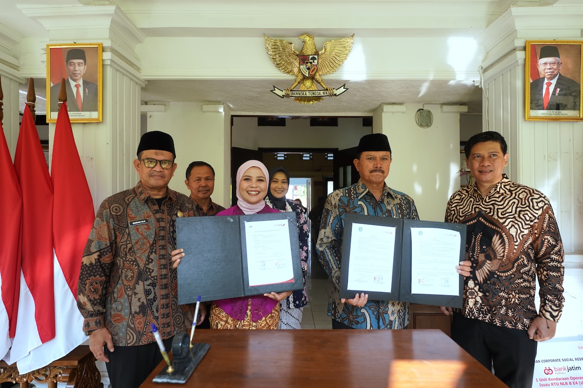 Foto 7 dari 7: Terima CSR Kendaraan Operasional untuk Pemkot dari Bank Jatim, Wali Kota Harap Bermanfaat bagi Masyarakat