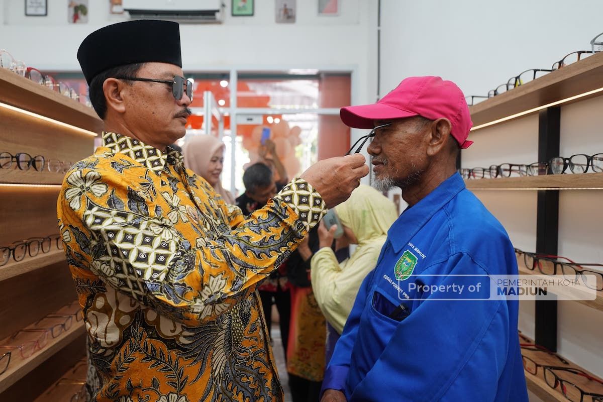Foto 4 dari 9: Hadiri Grand Opening MJ Optik, Wali Kota Apresiasi Pengusaha Ikut Ramaikan Pelayanan Kesehatan Mata