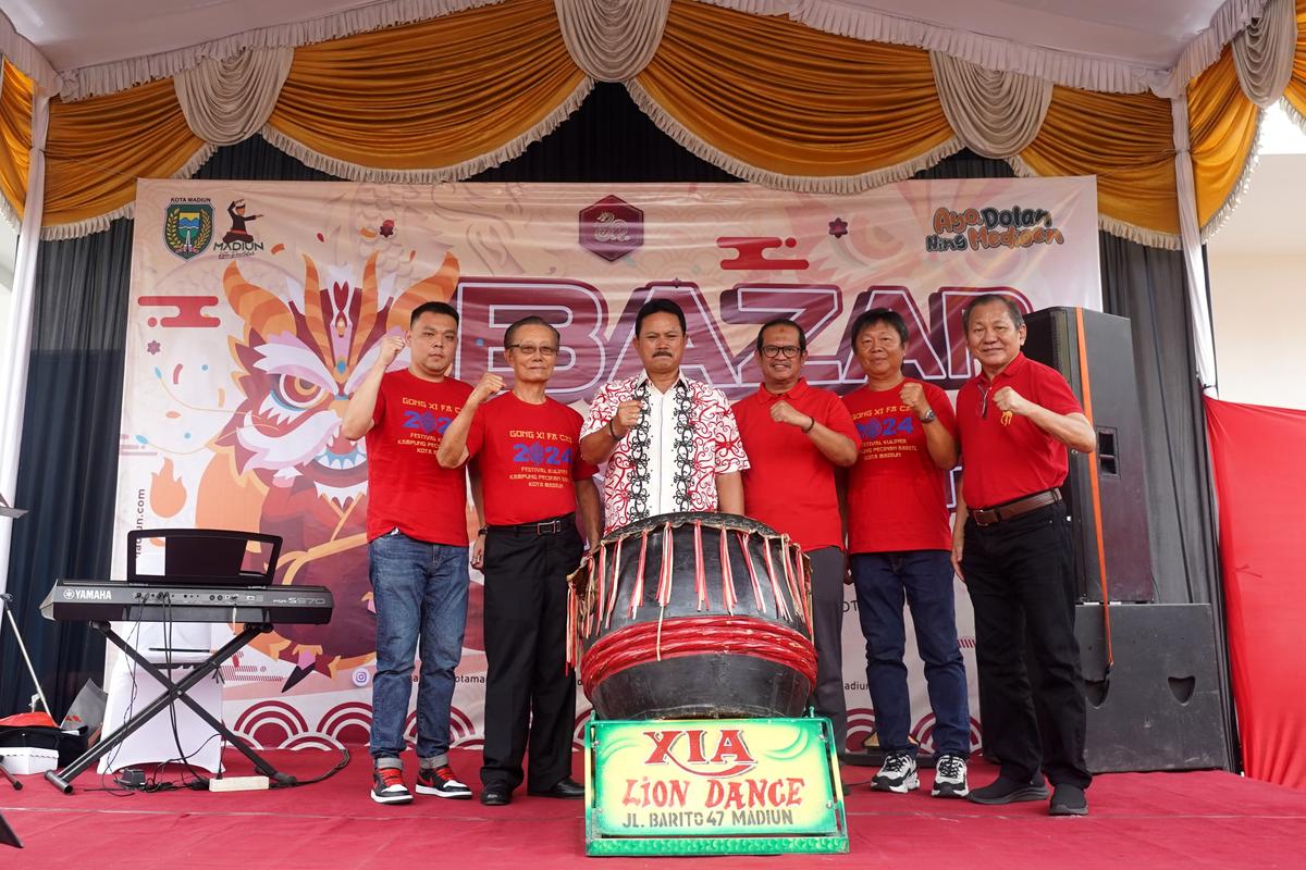 Foto 1 dari 9: Buka Bazar Imlek, Wali Kota: Jajanan Apapun Ada dan Harganya Murah