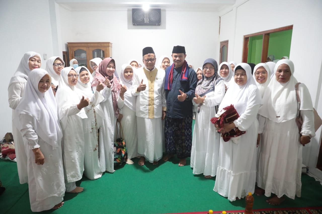 Foto 15 dari 15: Masjid Suhud Rohman Dapat Bantuan Rp 25 Juta, Jamaah Juga dapat Bantuan Sembako, Minyak, dan Santunan