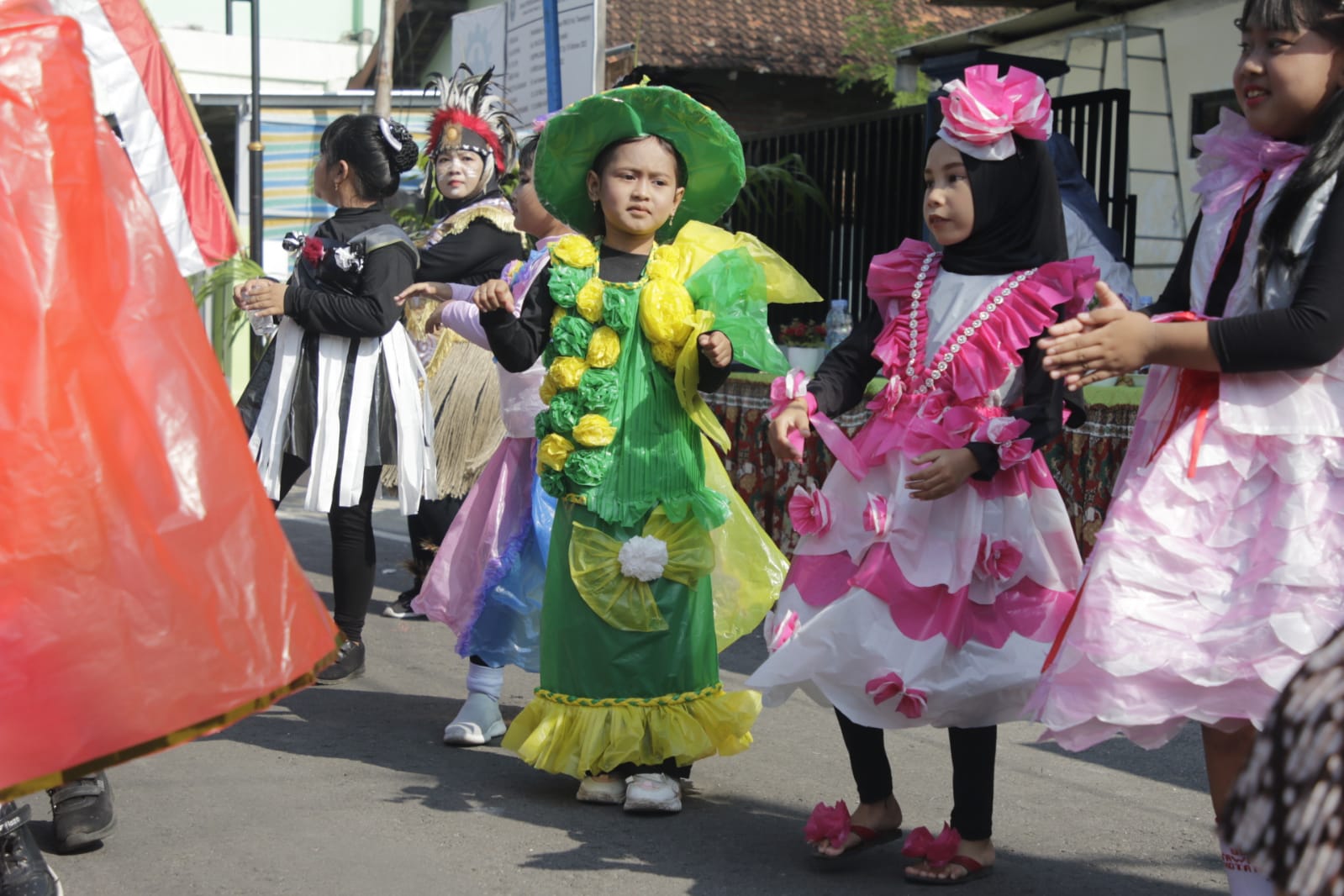 Foto 14 dari 14: Kreasi Plastik Bekas Jadi Baju Berkelas
