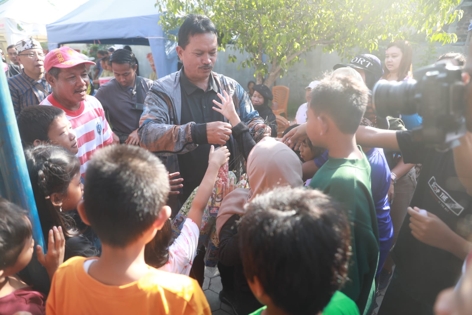 Foto 7 dari 14: Hadiri Peringatan HUT Gereja Mater Dei, Wali Kota Ikut Jalan Santai Hingga Borong Produk UMKM