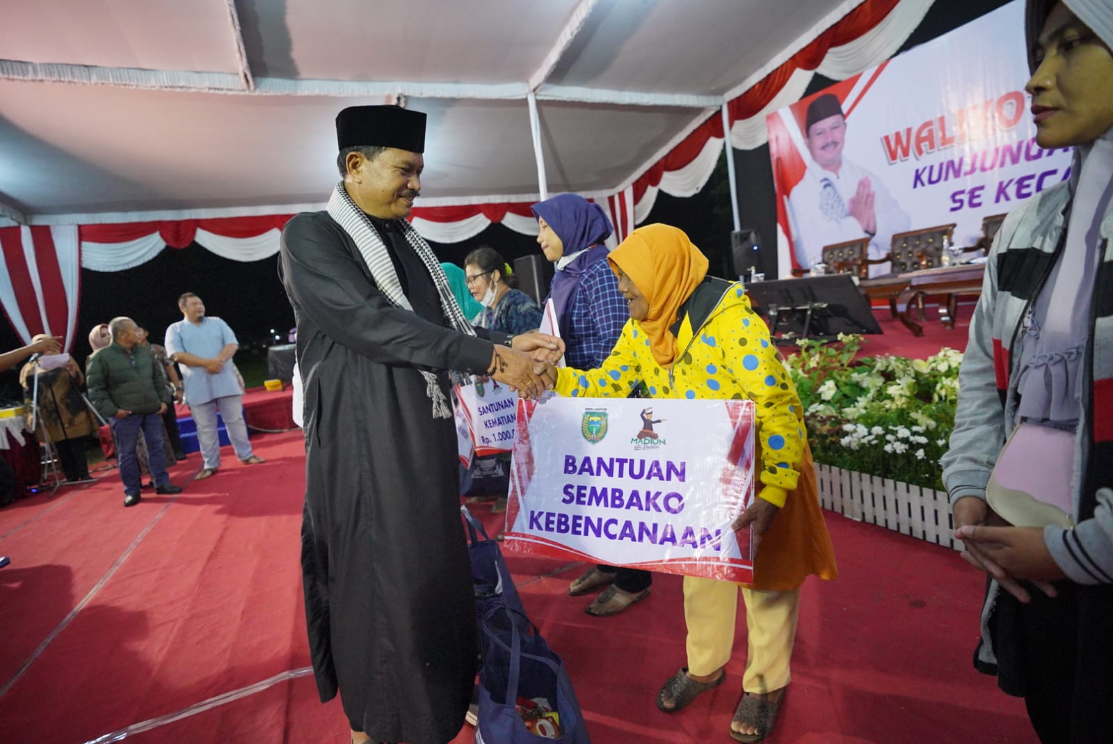 Foto 8 dari 10: Di Kelurahan Pilangbango, Wali Kota Maidi Sambang Warga Hingga Bagi Sembako