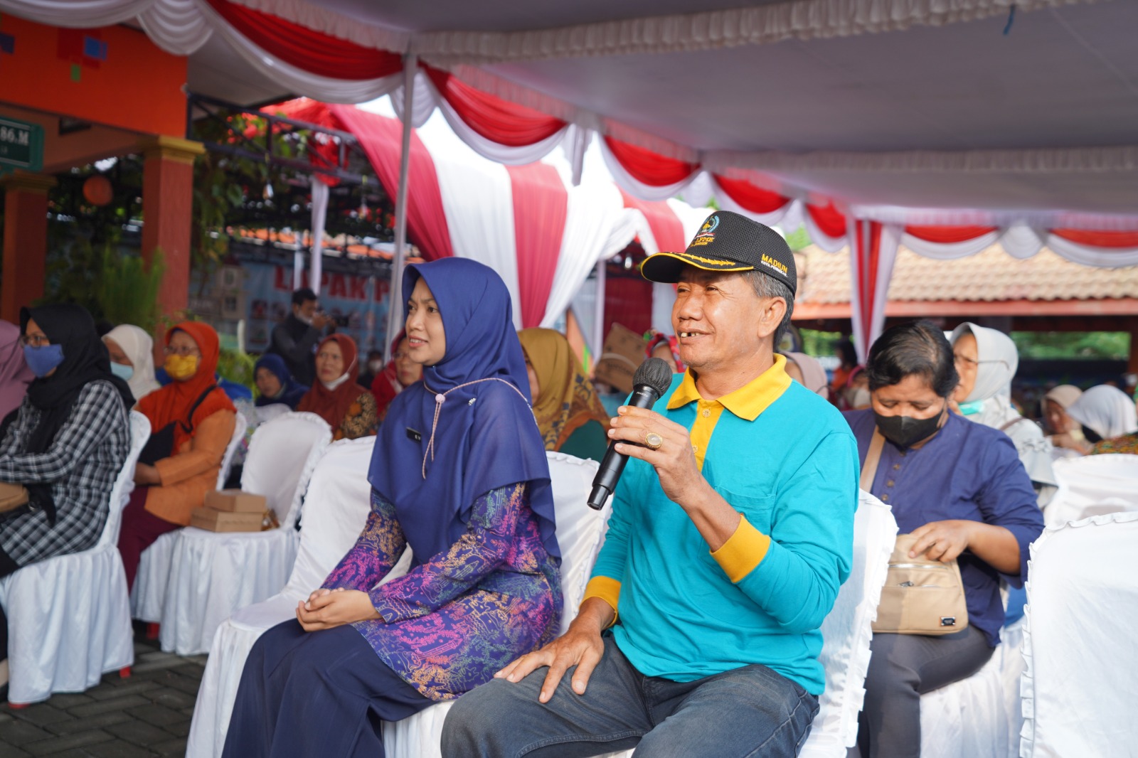 Foto 7 dari 10: Wali Kota Sampaikan Oleh-Oleh dari Luar Negeri Saat Gowes di Tiga Kelurahan