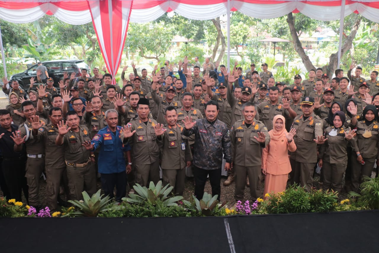 Foto 11 dari 12: Gelar Pembinaan Peningkatan Kinerja Pelayanan Publik, Wali Kota Harap Satpol PP dan Damkar Optimal Berikan Pelayanan