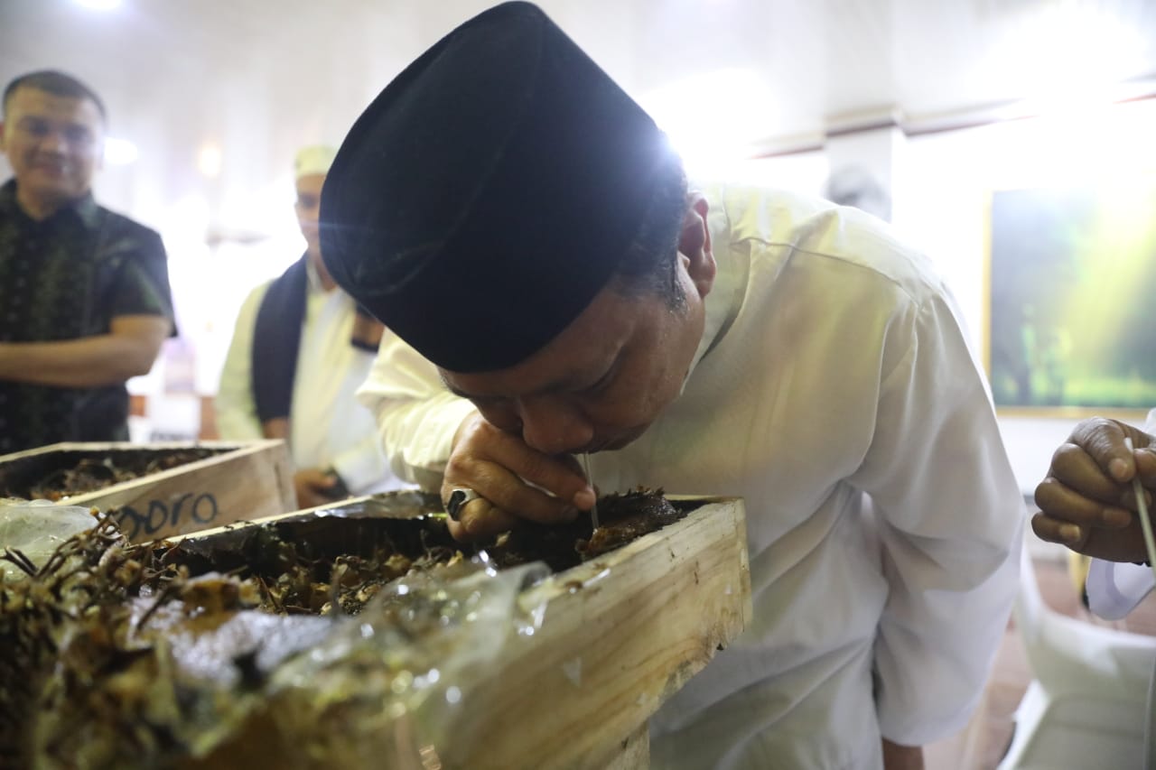 Foto 4 dari 10: Kunjungan Kerja Di Kota Madiun, Kapolda Shalat Subuh Hingga Cicip Madu Di Masjid Pondok Abi Bahrun Madinatul Jannah