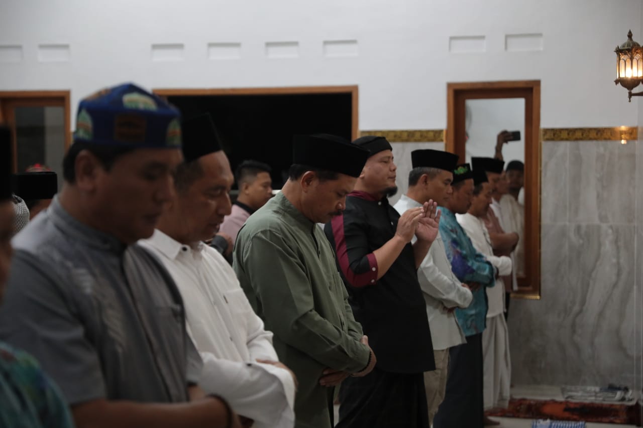 Foto 8 dari 11: Salat Isya di Masjid Al-A’raaf Janursari Kelurahan Manisrejo, Wali Kota Salurkan Bantuan Sekaligus Sampaikan Progres Pembangunan