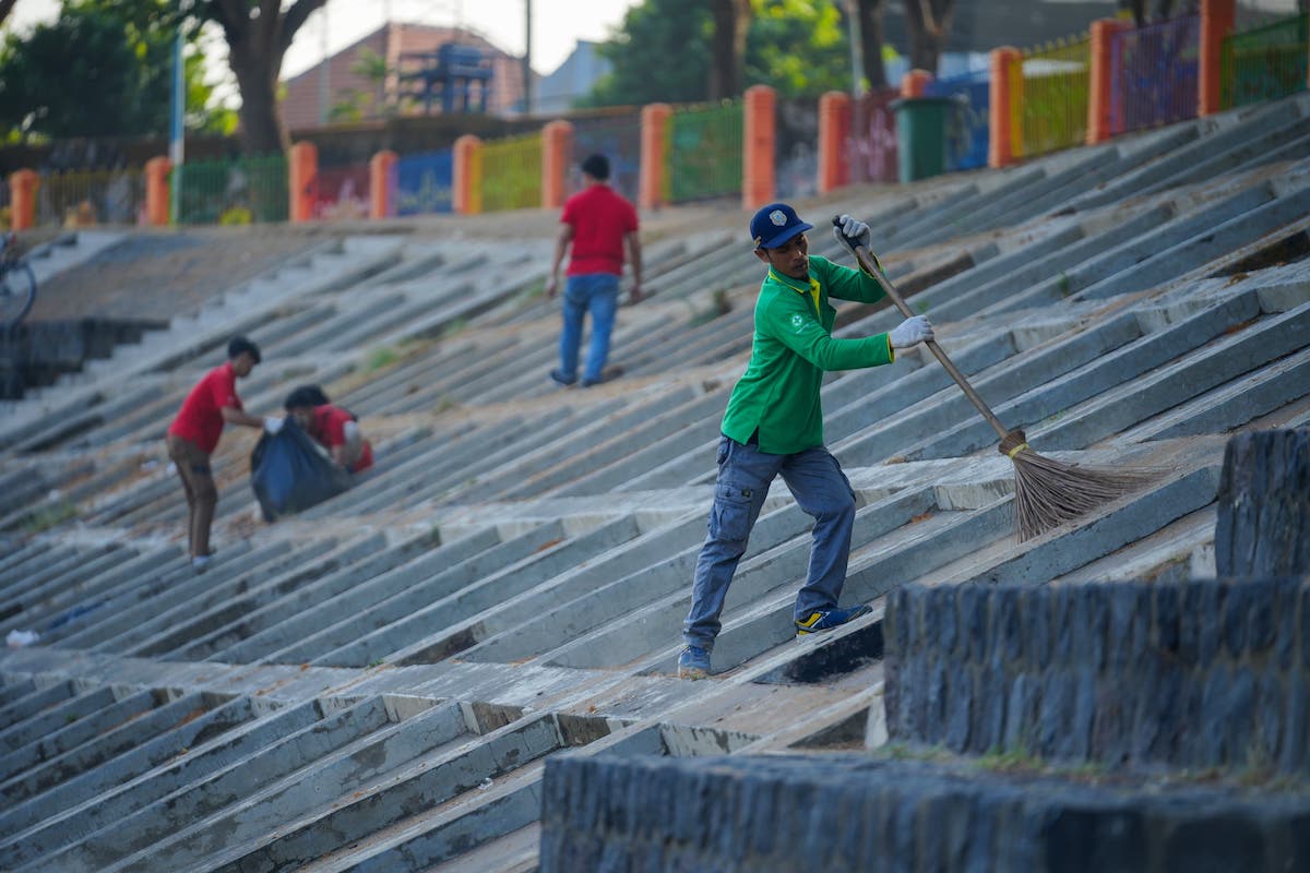 Foto 8 dari 9: Peduli Lingkungan Sekaligus Peringati World Clean Up Day, Ace Hardware Gelar Bersih-Bersih Kali Bantaran