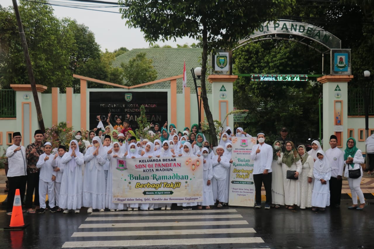 Foto 7 dari 7: Ajarkan Semangat Peduli Sesama, SDN 01 Pandean Ajak Siswa Bagi Takjil Untuk Pengguna Jalan
