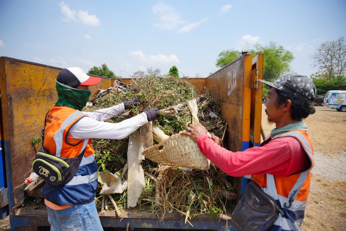 Foto 3 dari 7: Bersih-Bersih Di Kampung Tematik, Wali Kota Imbau Warga Jaga Lingkungan Agar Tetap Bersih
