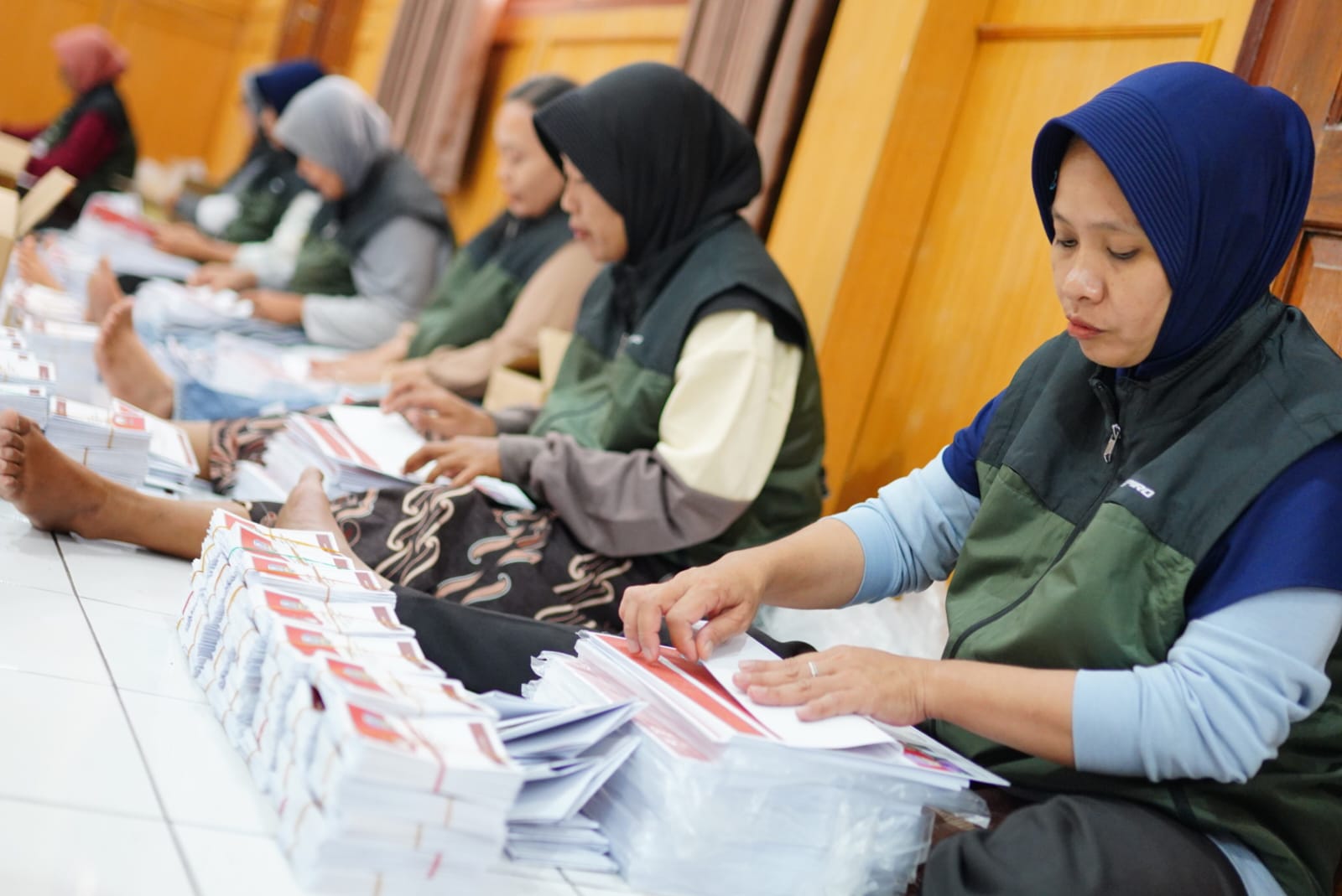Foto 2 dari 4: Surat Suara Pilgub Sudah Tiba, KPU Kota Madiun Langsung Gelar Sortir Lipat Hitung