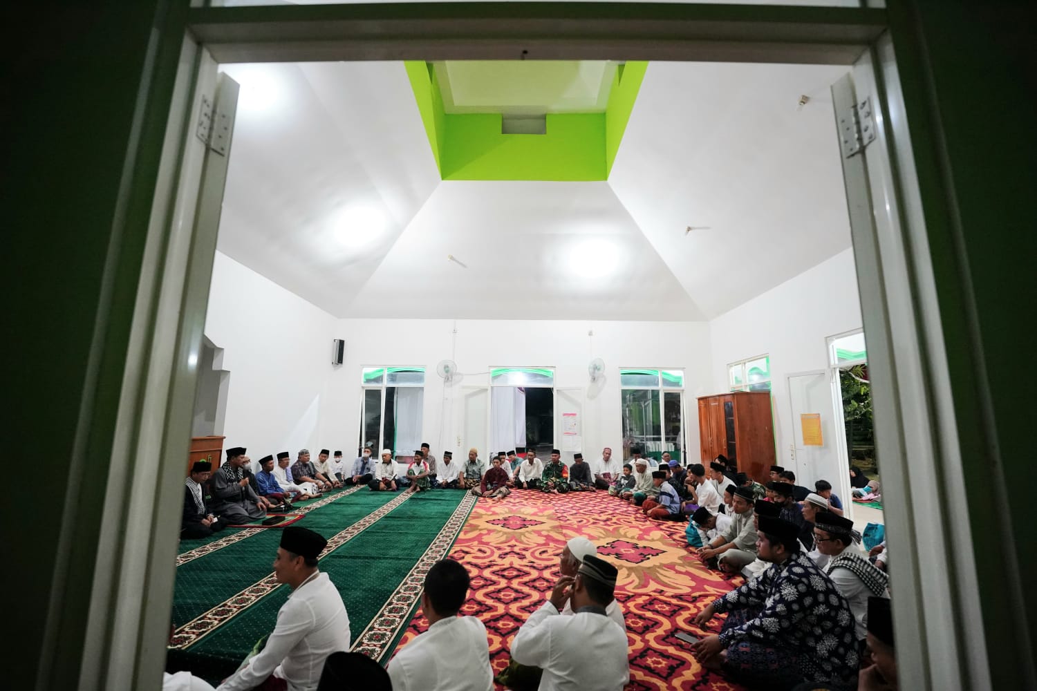 Foto 3 dari 10: Safari Ramadan di Masjid Ar-Raudhah, Wali Kota Salurkan Bantuan Sampai Sosialisasikan Persiapan Lebaran