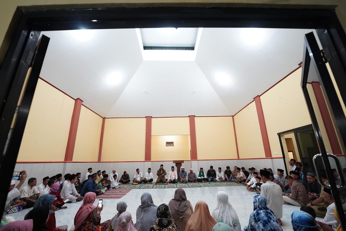 Foto 3 dari 9: Shalat Magrib di Masjid Diniyah Nurul Iman, Wali Kota Beri Santunan Hingga Sosialisasikan Pembangunan
