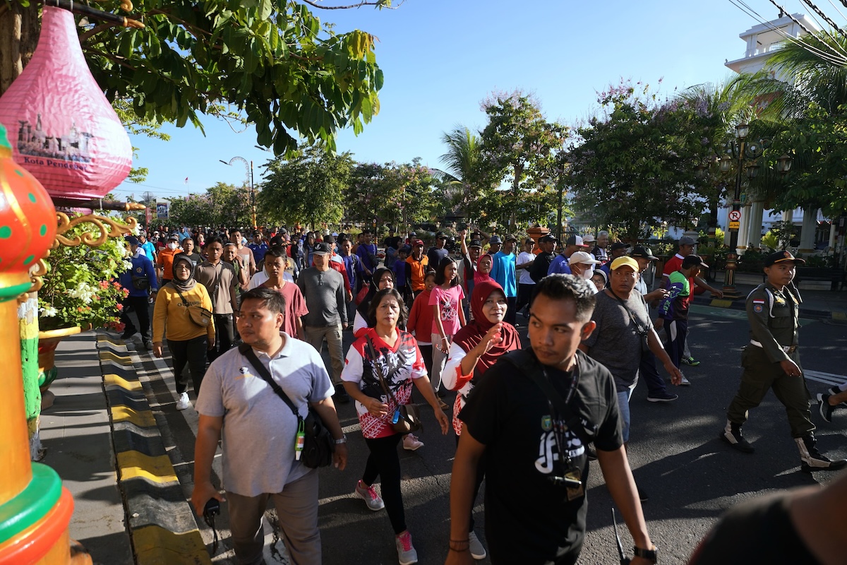 Foto 2 dari 9: Ribuan Warga Ikut Ramaikan Jalan Sehat Bersama Wali Kota Dr. Maidi