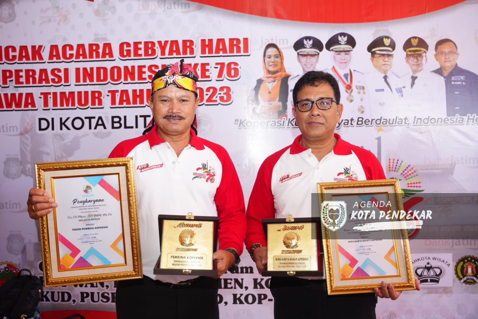 Foto 2 dari 9: Wali Kota Maidi Raih Penghargaan Pembina Koperasi di Gebyar Puncak Acara Peringatan Hari Koperasi Indonesia Ke 76 Jatim