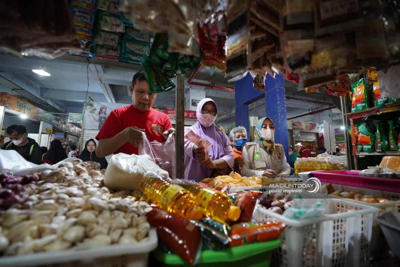 Foto 4 dari 11: Dapat Subsidi Dari Wali Kota, Pedagang Akui Lapaknya Makin Ramai