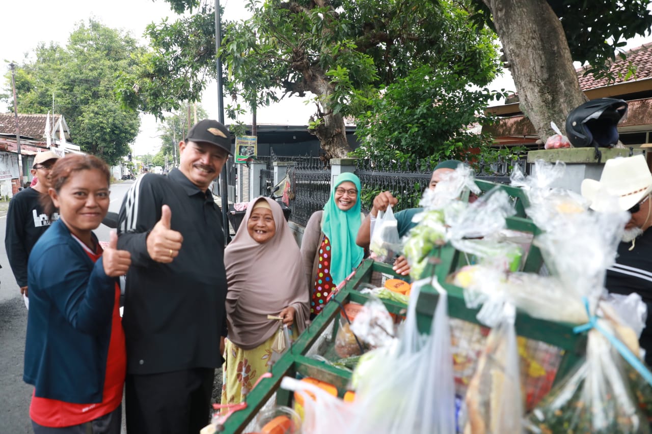 Foto 4 dari 12: Tak Hanya Tinjau Saluran, Wali Kota Juga Borong Makanan untuk Dibagikan
