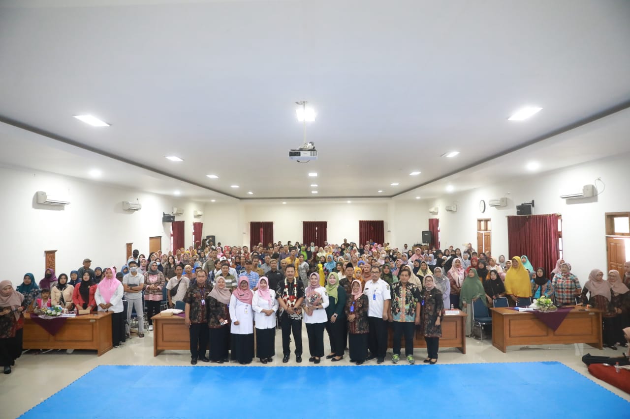 Foto 10 dari 10: Beri Arahan Parenting Bagi Wali Murid SMPN 10, Wali Kota Harap Orang Tua Bantu Wujudkan Generasi Emas 2045