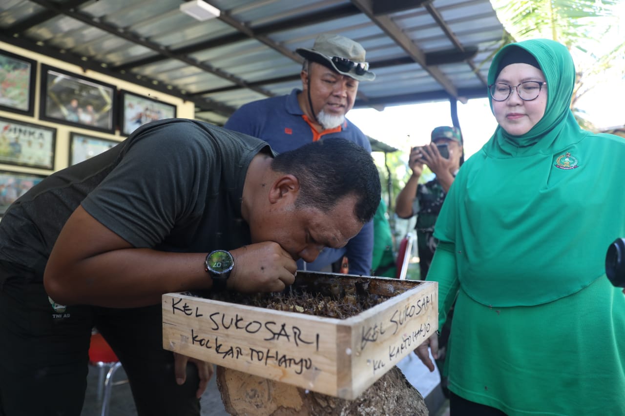 Foto 3 dari 10: Olahraga Di Ngrowo Bening, Pangdam V Brawijaya Terkesan Penataan Ruang Hijau Di Tengah Kota