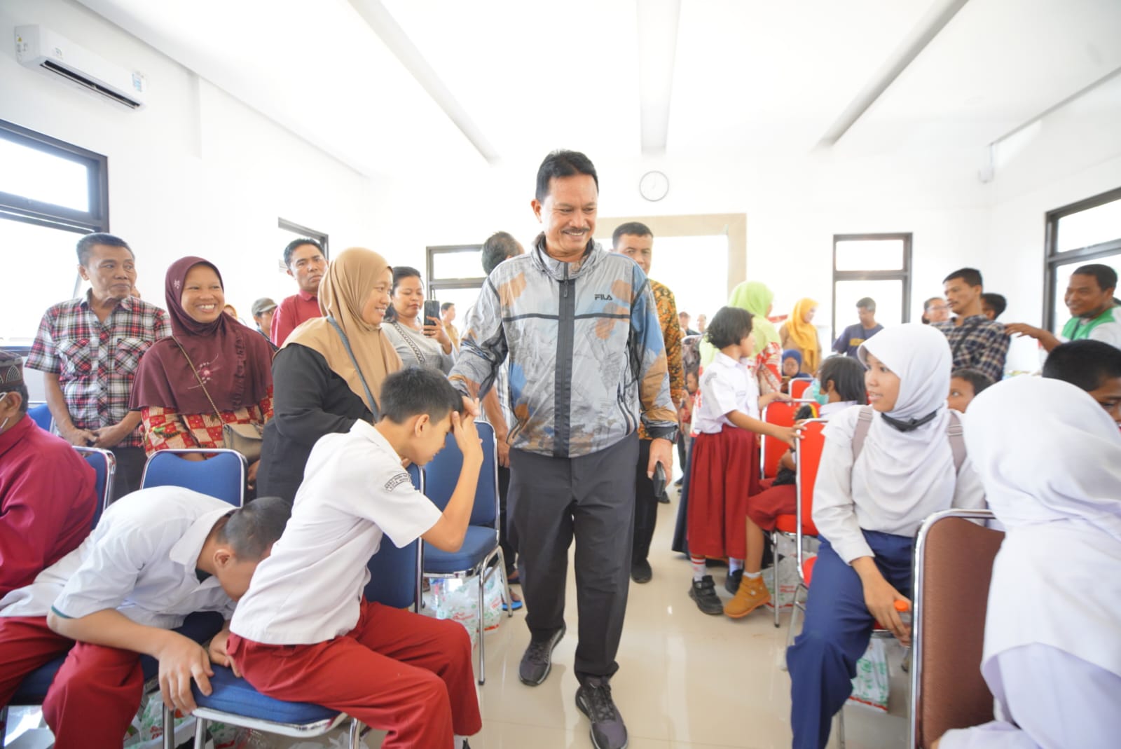 Foto 5 dari 9: Wali Kota Salurakan Bantuan Atensi Kemensos RI Sekaligus Resmikan Unit Layanan Terapi