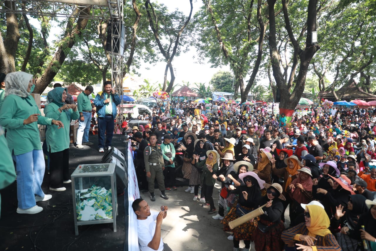 Foto 11 dari 28: Jalan Santai Bersama Warga Taman, Wali Kota : Perayaan Ini Untuk Masyarakat