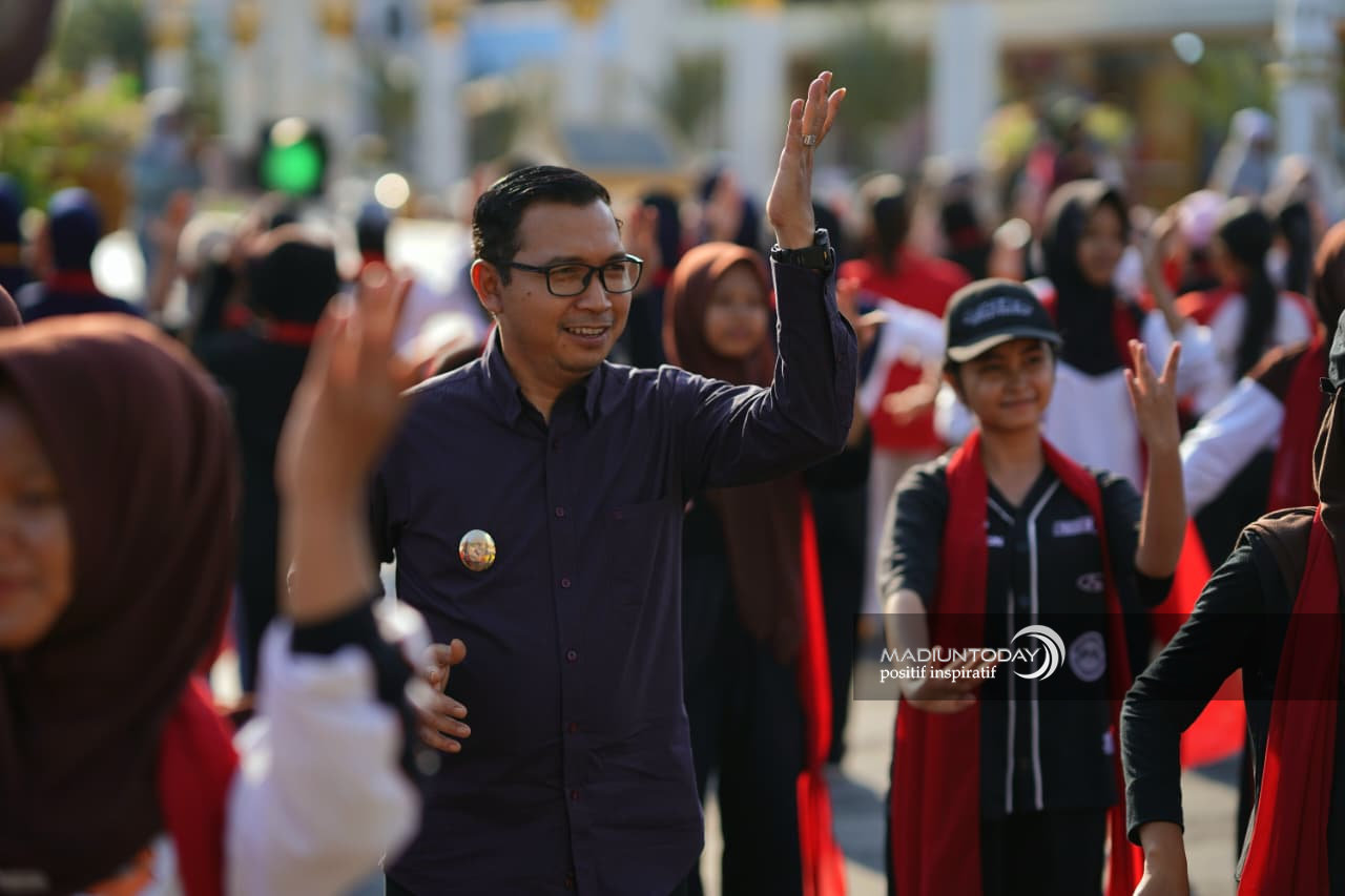 Foto 6 dari 12: Madiun Menari Milik Warga Kota, Plt Wali Kota Ajak Masyarakat Saksikan dan Menari Bersama