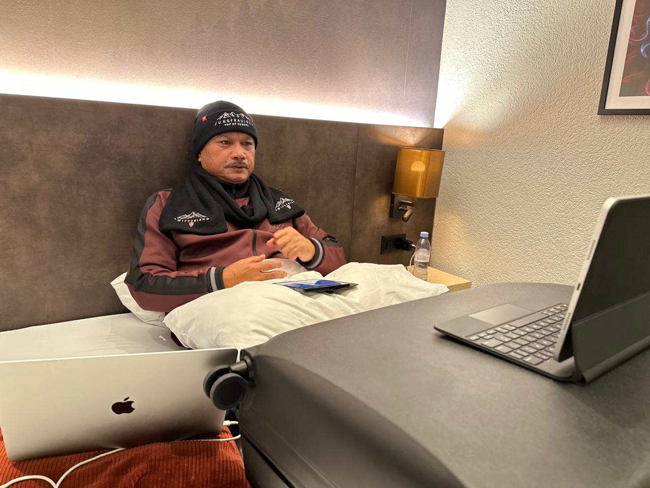 Foto 1 dari 5: Melawan Dingin dan Perbedaan Waktu, Wali Kota Pimpin Rapat Zoom dari Swiss