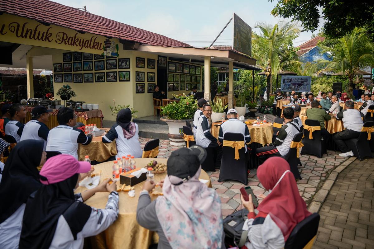 Foto 7 dari 8: Gowes Jumat Sehat, Wali Kota Cek Pavingisasi, Tinjau Masyarakat, Serta Beri Arahan Pejabat