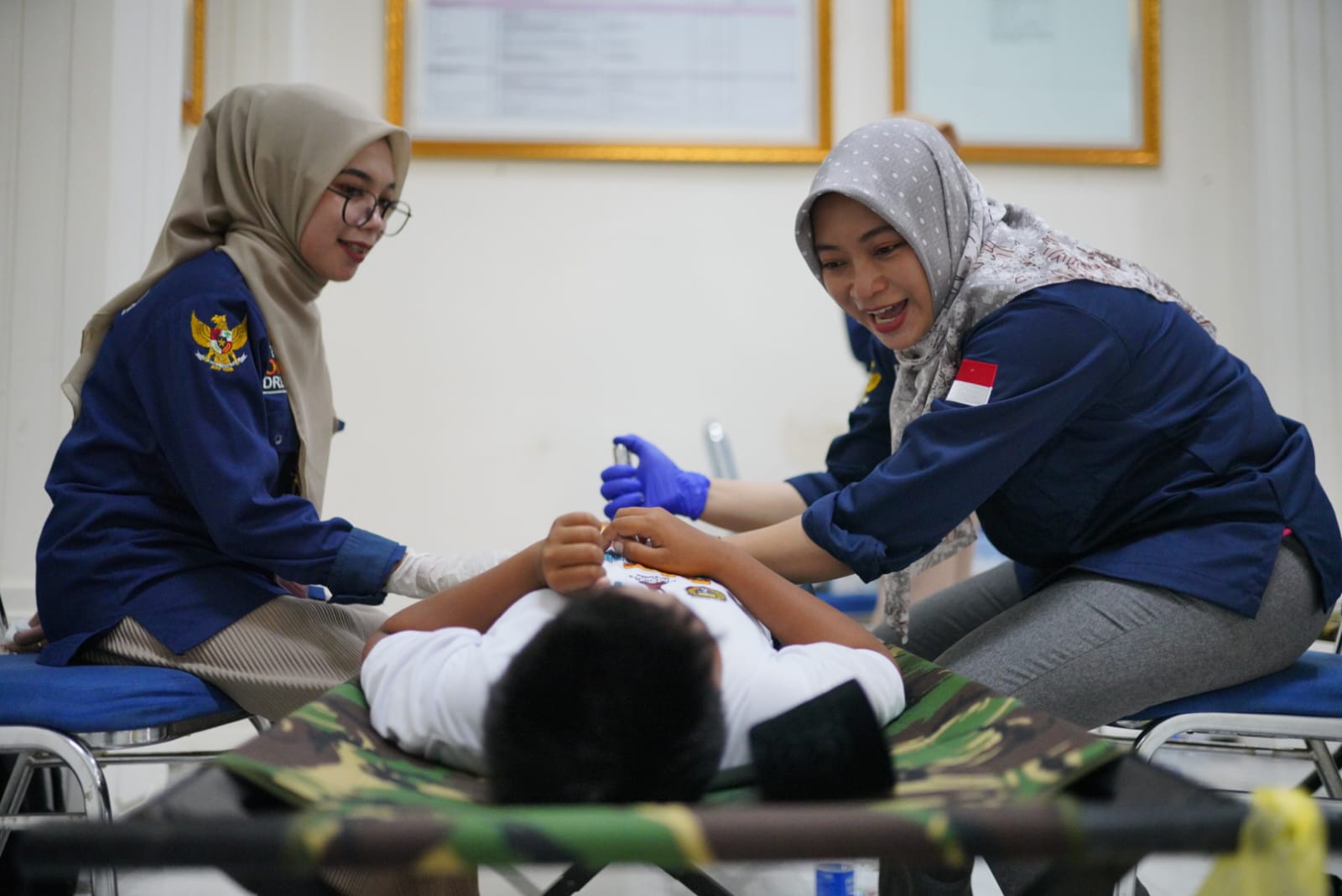 Serba-Serbi Khitan Massal, Ada Tangisan Hingga Santai Nge Game di HP