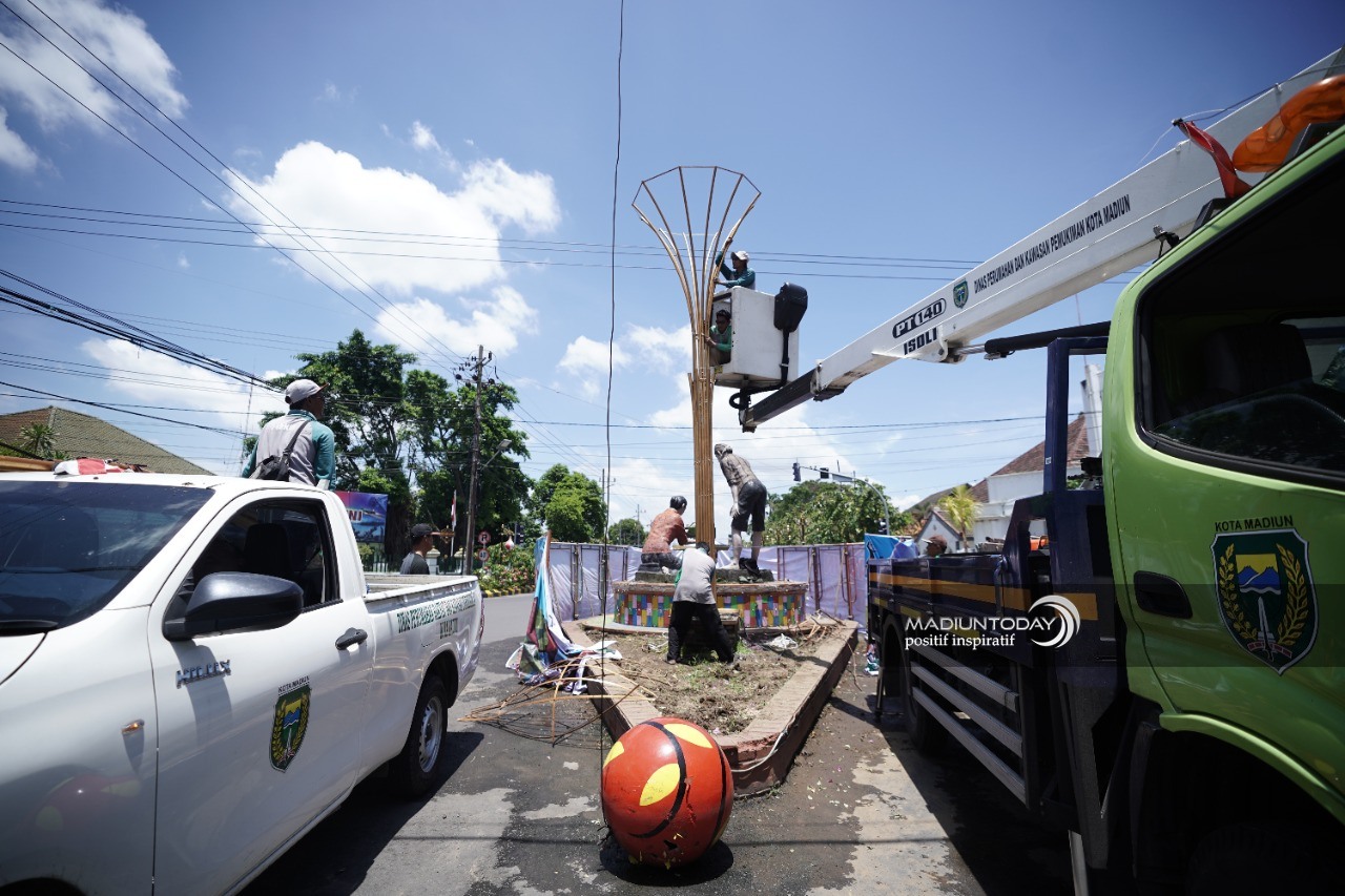 Foto 2 dari 7: Patung Pecel PSC Bersolek, Pemkot Ubah Bagian Planter dan Aksesoris Pendukungnya
