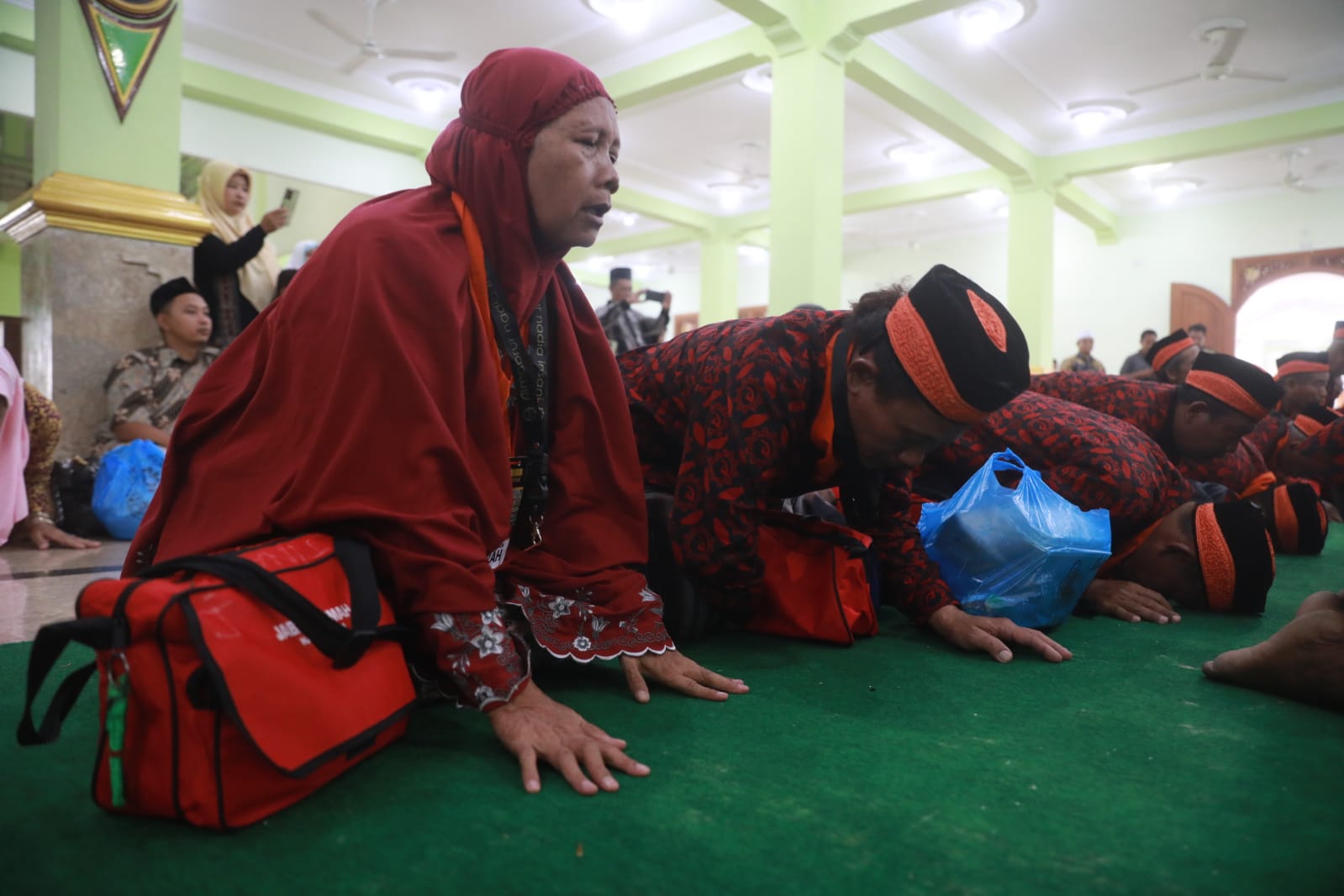 Foto 4 dari 13: Sambut Jamaah Umroh di Masjid Baitul Hakim, Wali Kota Dr.Maidi Pesan Selalu Tanam Kebaikan