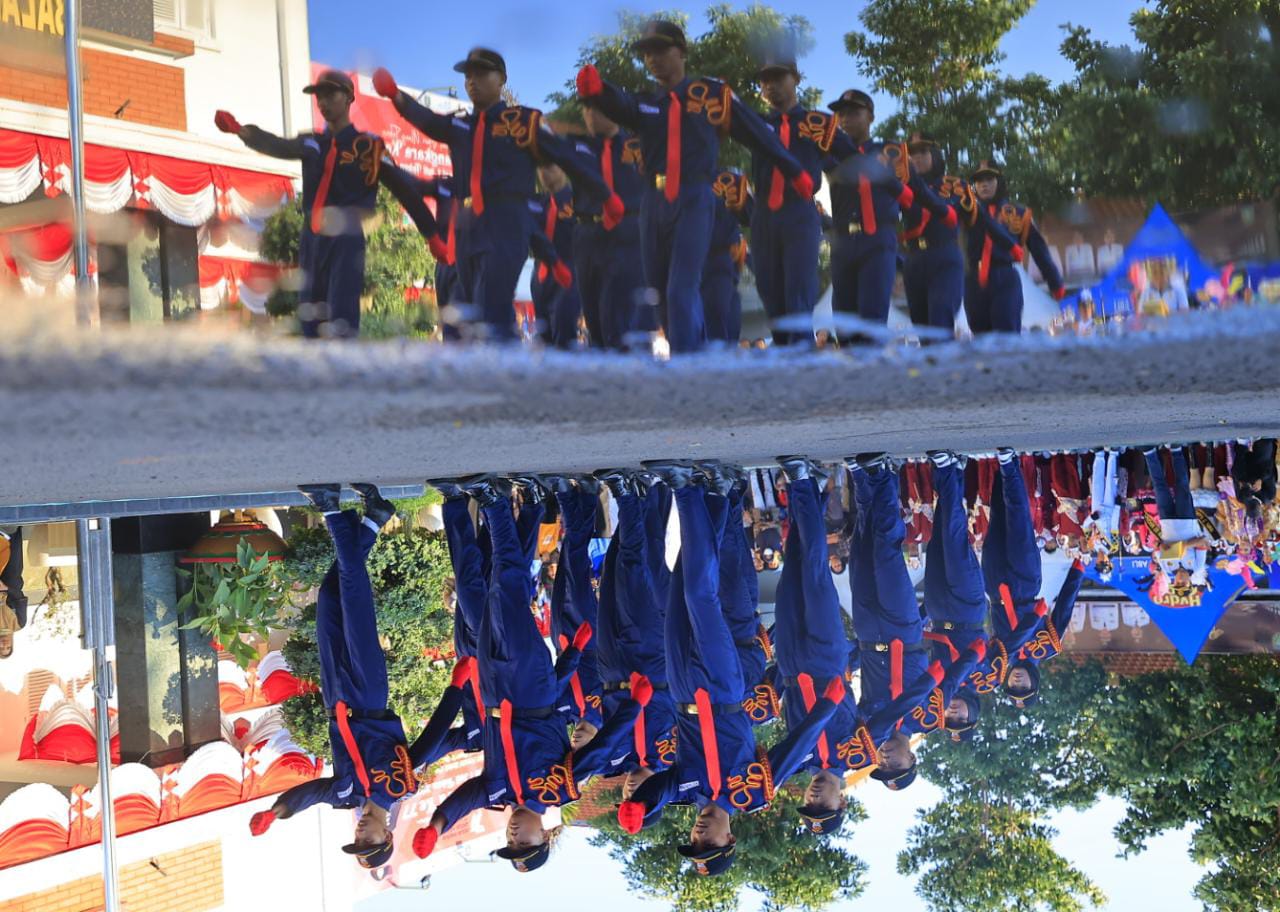 Foto 1 dari 8: Parade Senja SMPN 2 dan PBB Kreasi SMKN 3 Banjir Atensi