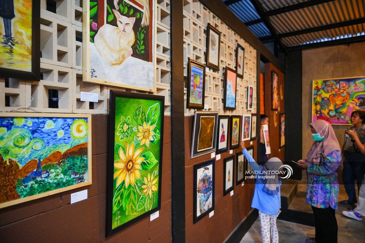 Foto 4 dari 8: Gelar Pameran Tunggal Seni Lukis, Joyce Zerlina Ingin Tularkan Semangat Positif Bagi Generasi Muda