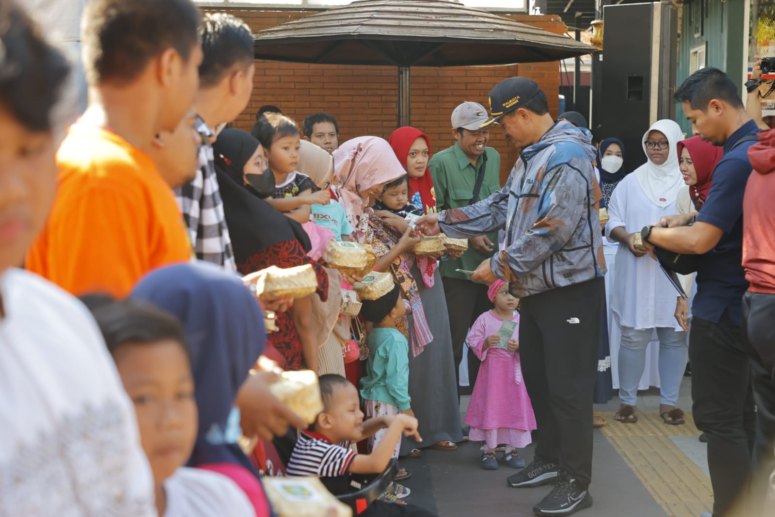 Foto 5 dari 5: Difabel Ikut Bernyanyi Meriahkan HJM, Wali Kota Maidi: Dunia Bisa Digenggam Siapa Saja