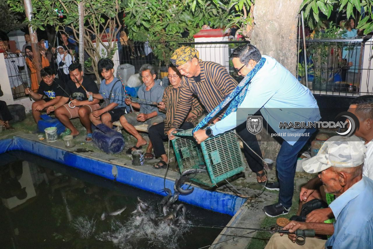 Foto 5 dari 10: Tak Hanya Sambang Warga, Plt Wali Kota Juga Serahkan Bantuan, Tabur Ikan, Membatik, Hingga Memasak saat WBR
