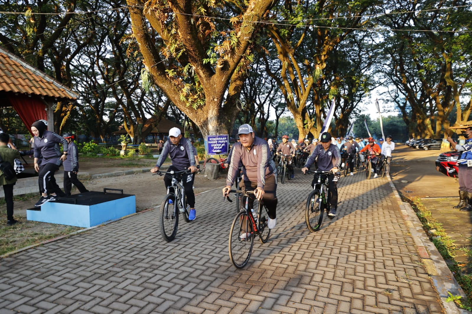 Foto 3 dari 8: Gowes Bareng Hari Jadi ke-46 PDAM Tirta Taman Sari, Wali Kota Ingatkan Jangan Jadi Korban Perubahan