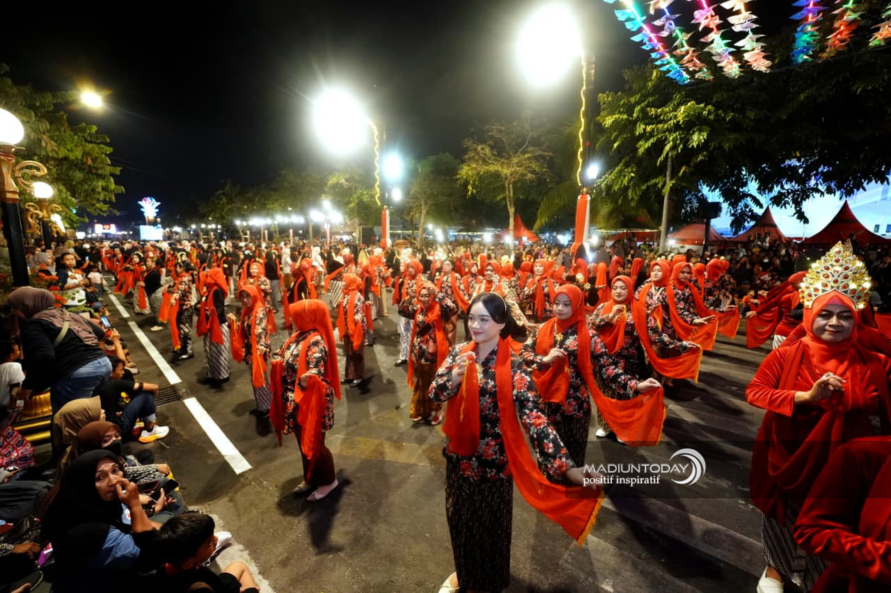 Foto 15 dari 29: 5.000 Peserta Madiun Menari Ukir Sejarah Kota, Sekaligus Jadi Bukti Cinta Masyarakat Untuk Daerahnya