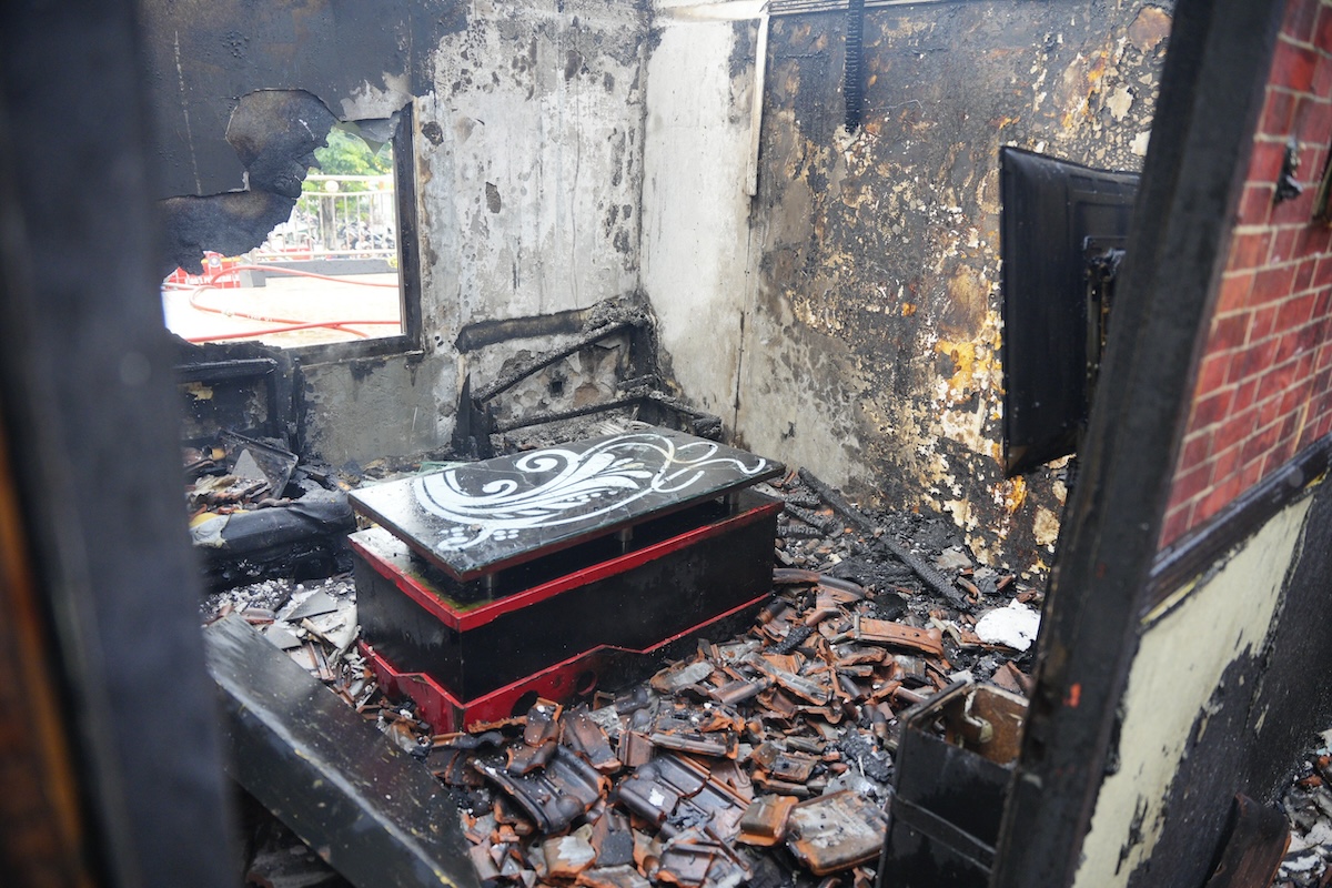 Foto 5 dari 8: Famous Cafe dan Karaoke Terbakar, Api Berhasil Dipadamkan Kurang dari 1,5 Jam Kemudian