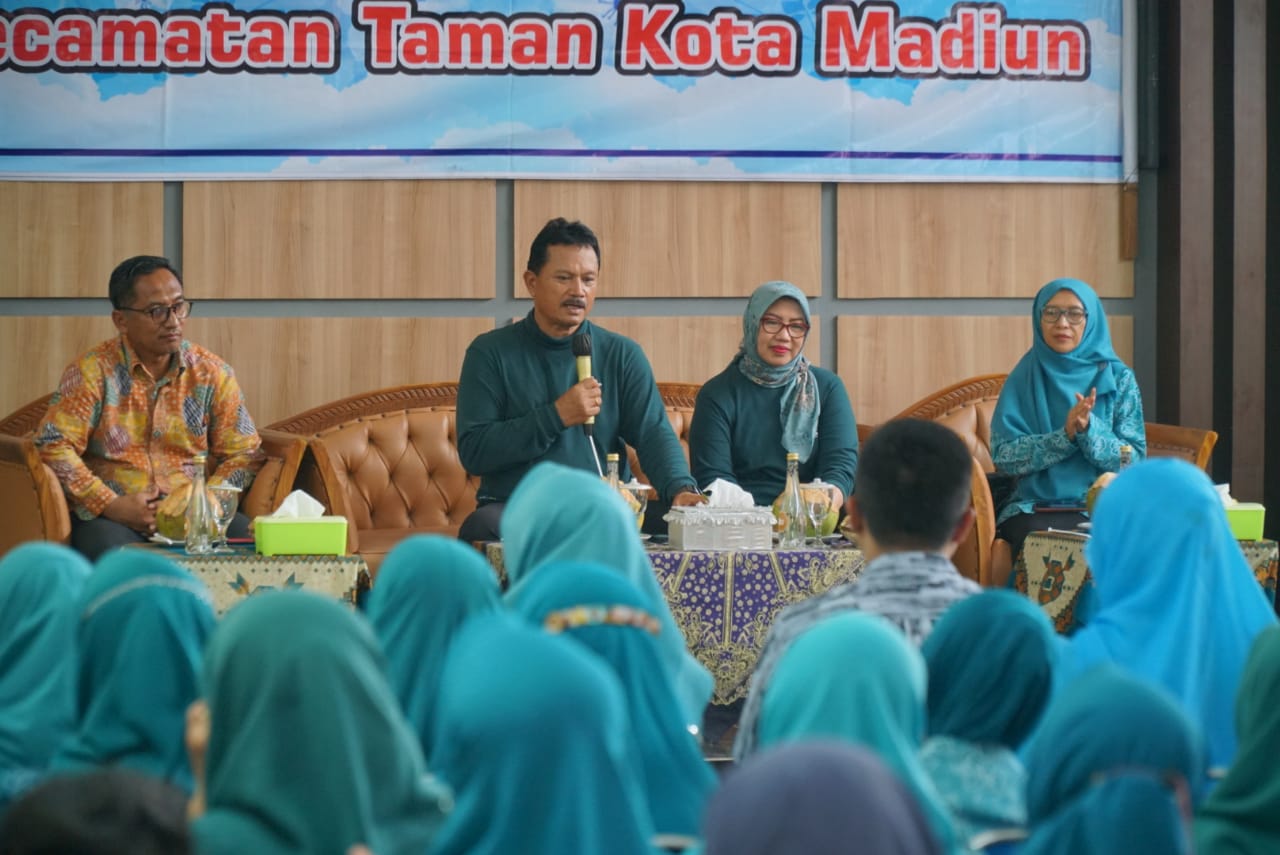 Foto 7 dari 9: Bertemu TP PKK Kelurahan Kejuron, Wali Kota Pesan Perkuat Sinergi